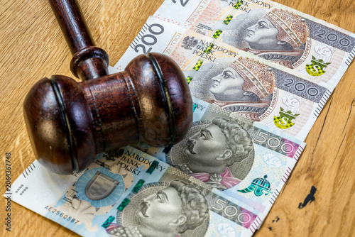 Obraz na plátně Judge's gavel and Polish zloty banknotes