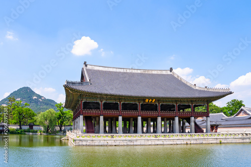 Foto Gyeongbokgung Palace Gyeonghoeru Pavilion with Bugaksan Mountain and Pond in Seo