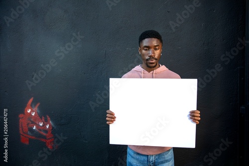 Fotografija Man holding blank white sign.
