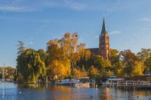 Blick über die Müritz zur St.-Marien-Kirche in Röbel/Müritz