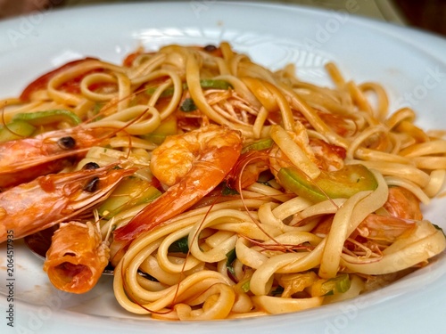 gros plan sur une assiette de pâtes au crevettes