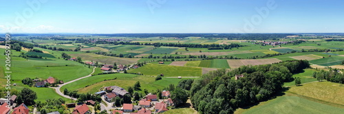 Historischer Römerturm inmitten eines dichten, grünen Waldstücks, umgeben von weiten Feldern und Wiesen in einer idyllischen ländlichen Landschaft aus der Vogelperspektive fotografiert.