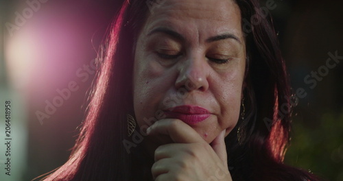 фотографія Latin Hispanic woman of middle age reflecting deeply with hand on chin and eyes
