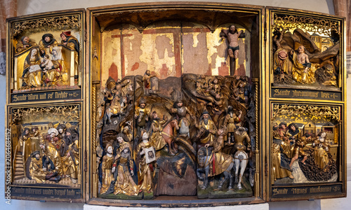 Foto Lubeck, Germany - 29 Mar 25: Carved altarpiece with crucifix and narrative relie
