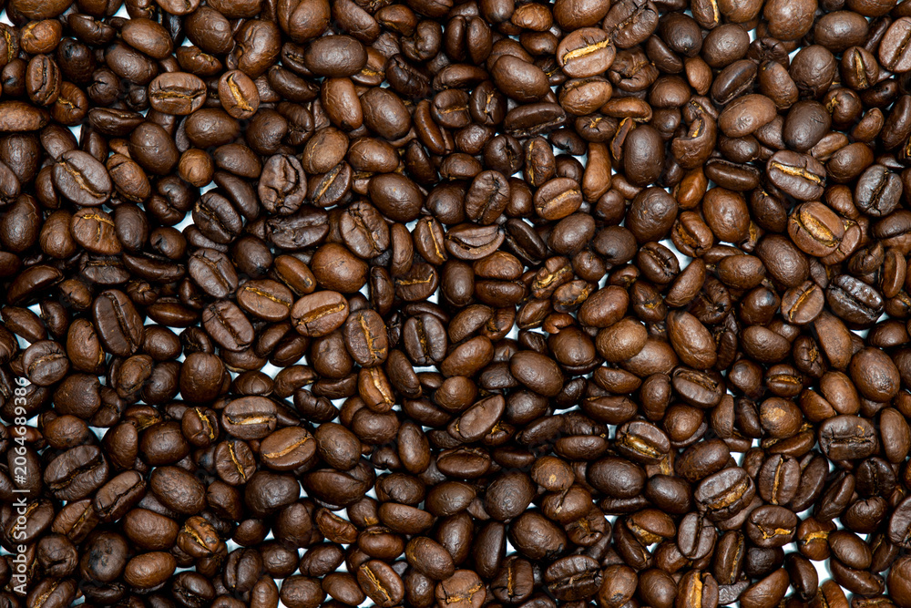 Obraz premium Full frame roasted coffee bean background on a white surface