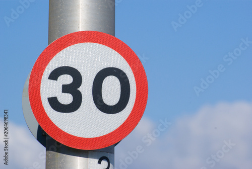 Konstfotografi 30 mph speed limit sign UK