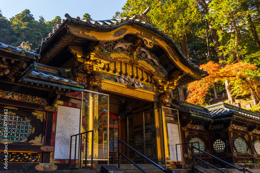 Fototapeta premium 日本の風景・秋 紅葉の日光 世界遺産 輪王寺大猷院 唐門