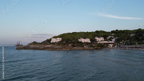 borgo marinaro sulle coste del gargano con un trabucco