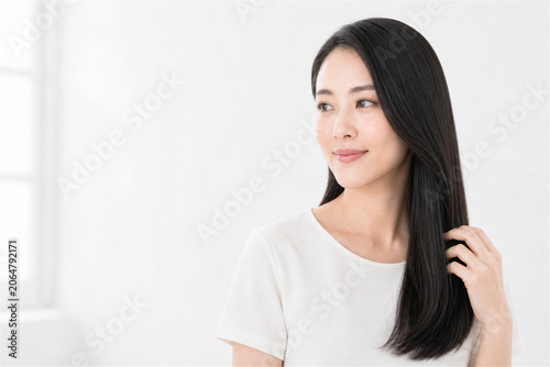 余白で長い髪を肩に流す女性の横顔美髪ケア