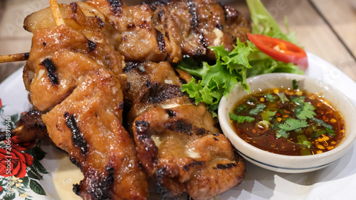 Foto Thai Grilled Pork Skewers Moo Ping with Lime Chili Sauce and Herbs Authentic Str