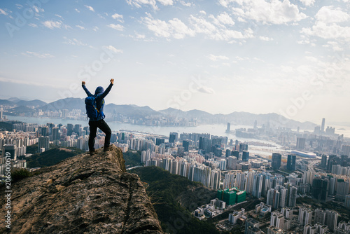 Canvas Print Successful woman hiker stand on the cliff edge oustretched arms to the beautiful