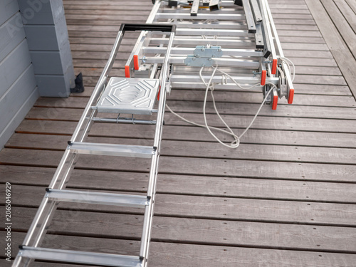 Foto telescopic ladder on the hardwood floor