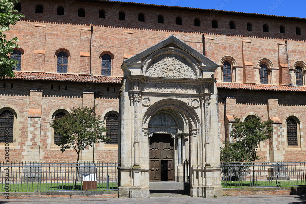 Fototapeta premium Main portal of the Basilica of Saint-Sernin in the French city of Toulouse