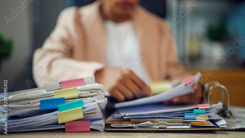 Konstfotografi Focused professional organizes paperwork with colorful tabs