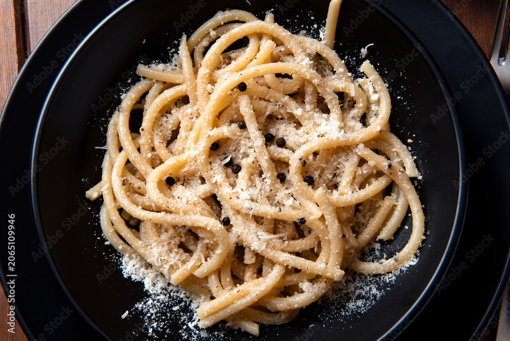 Naklejka premium Pici senesi con cacio e pepe, Pasta Italiana 