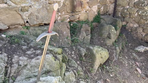 Spada conficcata nella roccia angolata