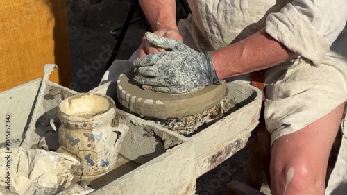 Vasaio al tornio intento a creare un vaso