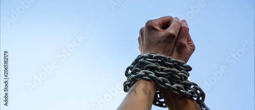 Foto Arms Bounded with iron chain