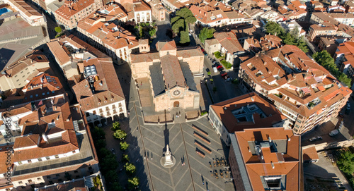 Quadro su tela Aerial view of arcaded plaza with church facade and central monument surrounded