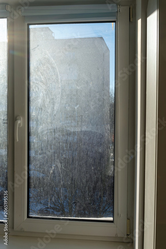 Cuadro en lienzo Detailed view of a neglected unwashed window pane with heavy streaks and spots illuminated by bright sunlight