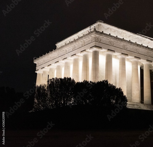 Tableau sur toile Beautiful springtime view of the Jefferson Memorial in Washington, DC, surrounded by blooming cherry blossoms and reflected in the Tidal Basin