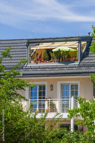 Modernes Wohngebäude mit Balkon im Dachgeschoss, Traunstein, Chiemgau, Oberbayern, Bayern, Deutschland