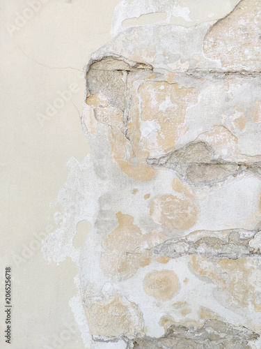 Fotografía Textured background of old ruined brick wall with collapsed plaster