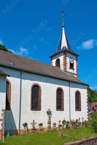 Die St.-Michael-Kirche in Lutzelbourg vor blauem Himmel