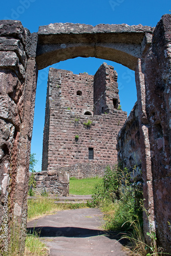 Château de Lutzelbourg, Turm der Burgruine auf dem Schlossberg