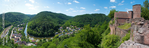 Château de Lutzelbourg, Burgruine mit Blick vom Schlossberg von Lutzelbourg auf die Nordvogesen und den Rhein-Marne-Kanal; Panoramablick