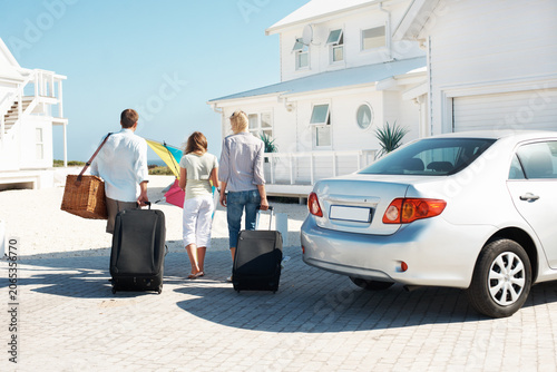 Foto Back, travel and family at beach house with suitcase, road trip and adventure at holiday retreat