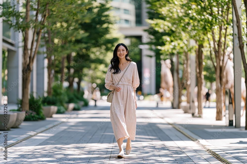 Fototapeta premium young woman walking on the street, tokyo, japan