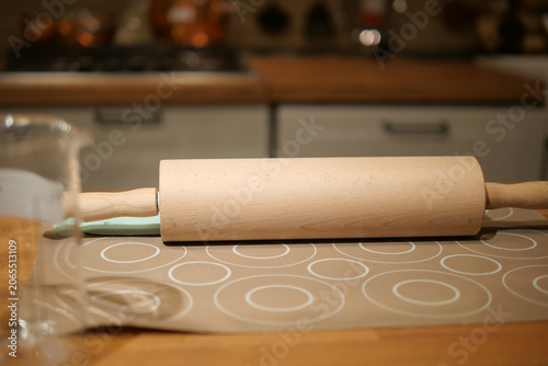 Foto Rolling pin on table in kitchen during cooking time