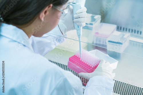 Fotografie Pharmaceutical scientist conducting high-throughput drug screening assay