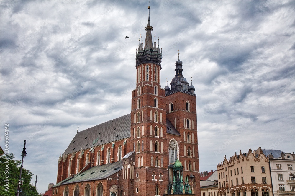 Obraz premium Krakow Old Town in Poland. St. Mary's Basilica at Rynek Glowny square (UNESCO World Heritage Site).