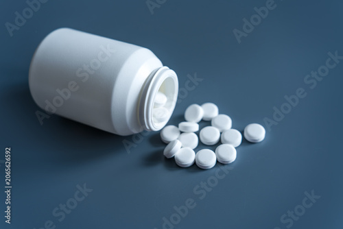 Εκτύπωση καμβά A bottle of vitamins and pills on a dark background