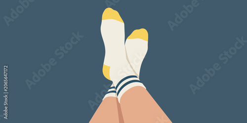 Foto A person wearing white socks with yellow toes and blue stripes on a dark blue ba