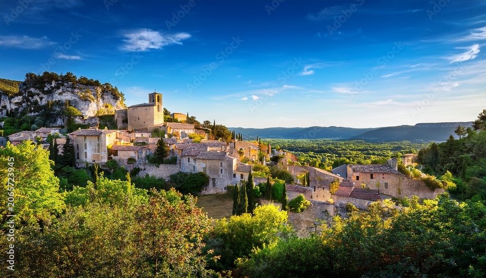 Obraz premium village of bonnieux showcasing architecture and serene landscapes provence luberon france stunning views of bonnieux medieval village surrounded by lush greenery and hills in provence