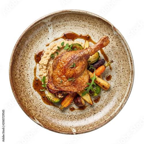 Foto Gourmet roasted duck leg confit with vegetables and puree