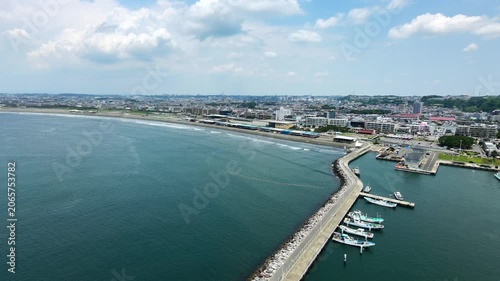 高所から撮影した片瀬鵠沼西浜海水浴場の海の家が並ぶ海と砂浜