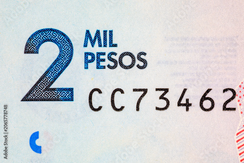 Fotografía Extreme macro close-up of the 2 Mil Pesos denomination text on a Colombian banknote
