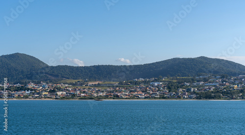 Fotografi Wide shot captures the harmonious blend of human settlement and nature