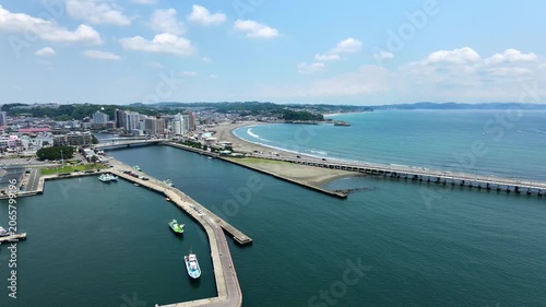 江ノ島の海から眺める海沿いの湘南の街並み