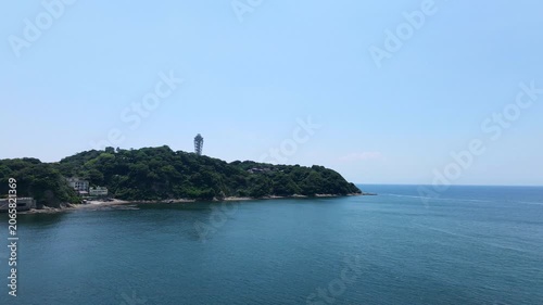 高度から撮影した鵠沼からの江ノ島の海の航空写真