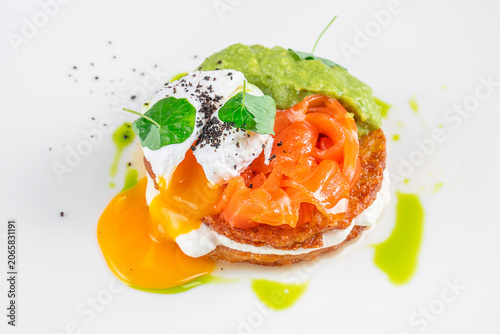 Fotografía Smoked salmon poached egg breakfast