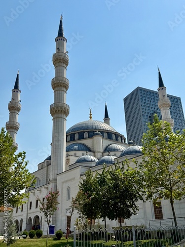 Canvas Print vue sur une mosquée de Tirana en Albanie un jour d'été