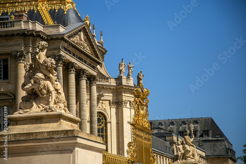 Konstfotografi Opulent facade of the Palace of Versailles in France, showcasing intricate golden detailing, ornate decorations, and classical French architecture