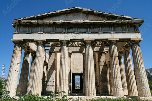 Foto Front view of classical Doric columns at the Temple of Hephaestus Athens