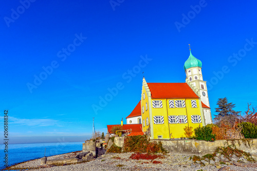 Foto Historisches Schloss Wasserburg und Kirche St