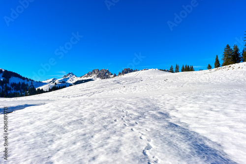 Konstfotografi Blick vom Jaunpass auf die markante Bergkette der Gastlosen in einer verschneite